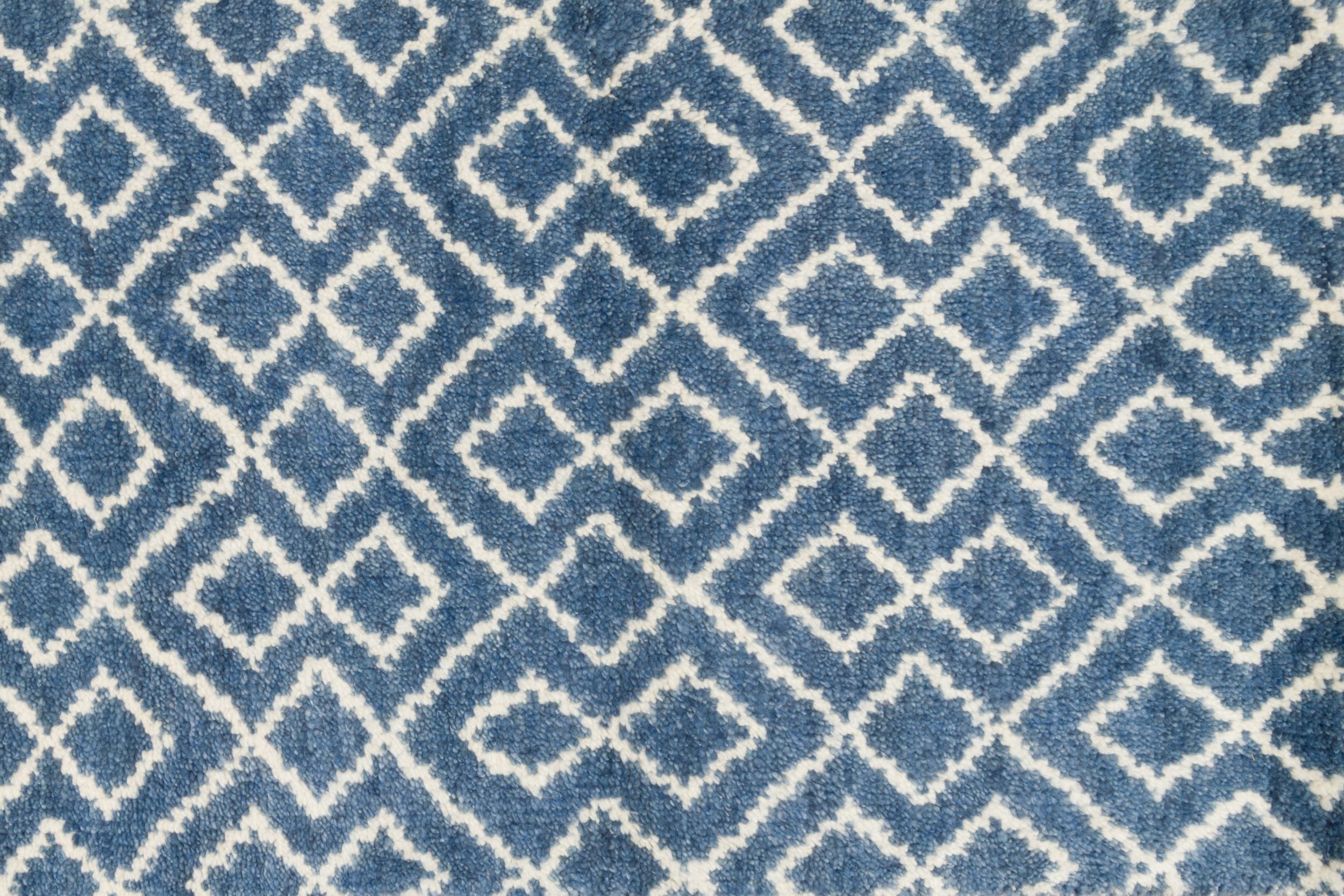 #color_Blue / White