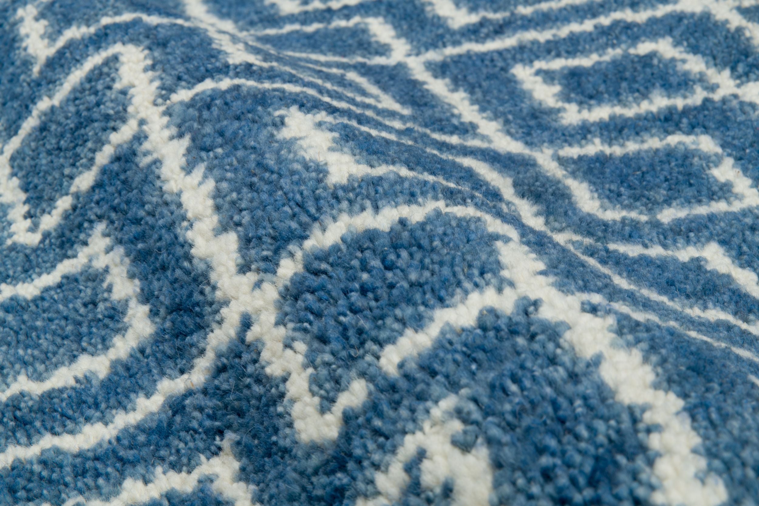 #color_Blue / White